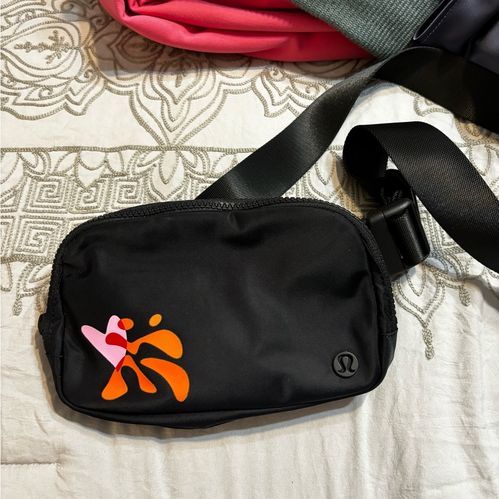 Lululemon Belt Bag in black